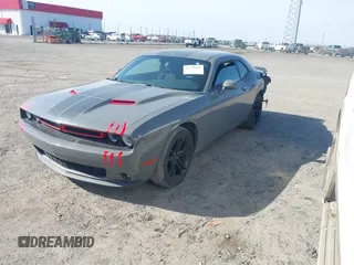 2017 Dodge Challenger SXT z VIN 2C3CDZAG6HH519129, wystawiony jako IAAI lot #41771993 z przebiegiem 56 676 mil mil oraz . Historia ofert i sprzedaży dostępna na DreamBid. Obrazek 17.