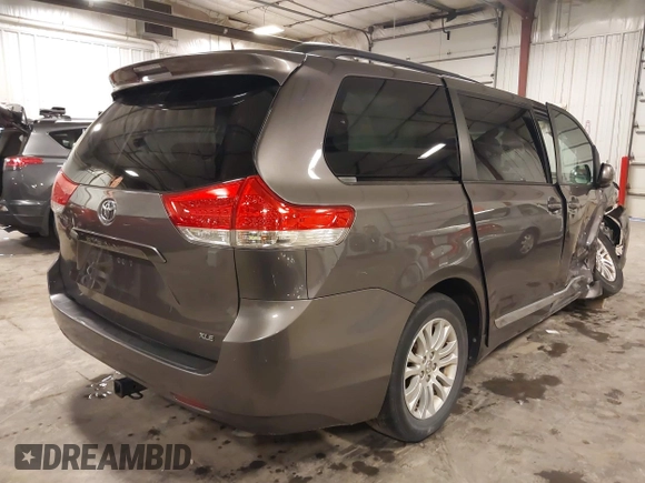 2013 Toyota Sienna XLE AAS z VIN 5TDYK3DC6DS386235, wystawiony jako IAAI lot #42191706 z przebiegiem 144 328 mil mil oraz . Historia ofert i sprzedaży dostępna na DreamBid. Obrazek 4.