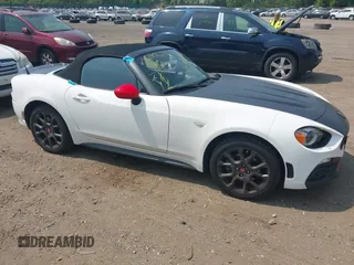 2019 FIAT 124 Spider Lusso z VIN JC1NFAEK8K0141936, wystawiony jako IAAI lot #42406202 z przebiegiem 17 556 mil mil oraz . Historia ofert i sprzedaży dostępna na DreamBid. Obrazek 1.