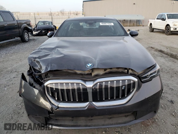 2024 BMW i5 eDrive40 z VIN WBY33FK04RCR56564, wystawiony jako Copart lot #46867435 z przebiegiem 2737 mil mil oraz Szkody całkowita. Historia ofert i sprzedaży dostępna na DreamBid. Obrazek 5.