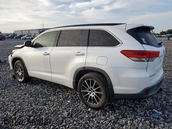2018 Toyota Highlander SE with VIN 5TDJZRFH9JS823259, listed as a Copart auction lot 64882735 with 97,401 mi miles and Salvage title. Bid and sale history available at DreamBid. Image 2.