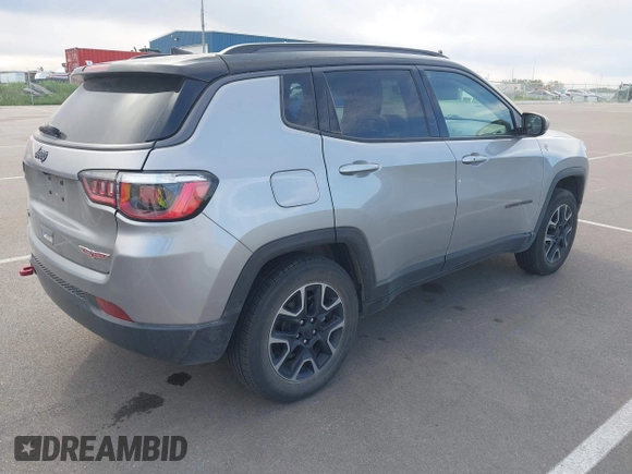 2019 Jeep Compass Trailhawk z VIN 3C4NJDDB6KT722424, wystawiony jako IAAI lot #42270528 z przebiegiem 98 007 mil mil oraz . Historia ofert i sprzedaży dostępna na DreamBid. Obrazek 4.