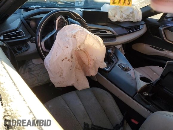 2015 BMW i8 z VIN WBY2Z2C57FV392308, wystawiony jako Copart lot #85937334 z przebiegiem Nie podano mil oraz Szkoda całkowita • Salvage title. Historia ofert i sprzedaży dostępna na DreamBid. Obrazek 8.