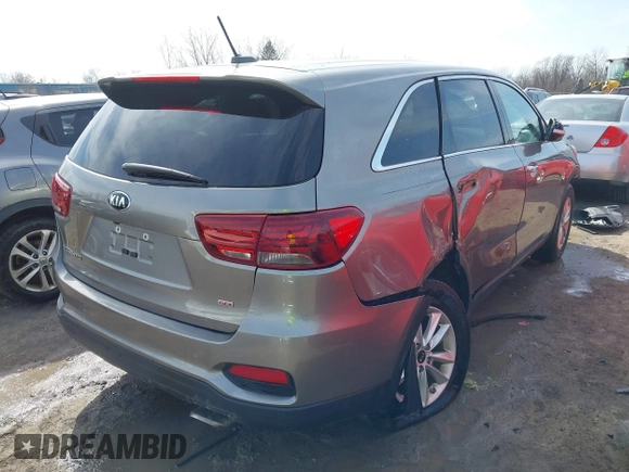2019 Kia Sorento LX with VIN 5XYPG4A33KG476458, listed as a IAAI auction lot 41822014 with 103,501 mi miles. Bid and sale history available at carsss.com. Image 4.