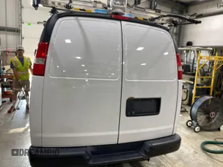 2017 Chevrolet Express Cargo z VIN 1GCWGAFF5H1266367, wystawiony jako IAAI lot #42684756 z przebiegiem 80 674 mil mil oraz . Historia ofert i sprzedaży dostępna na DreamBid. Obrazek 1.
