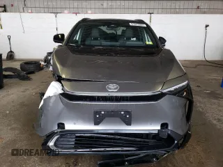 2023 Toyota bZ4X XLE z VIN JTMABACA4PA020538, wystawiony jako Copart lot #81643063 z przebiegiem 4 171 mil mil oraz . Historia ofert i sprzedaży dostępna na DreamBid. Obrazek 5.
