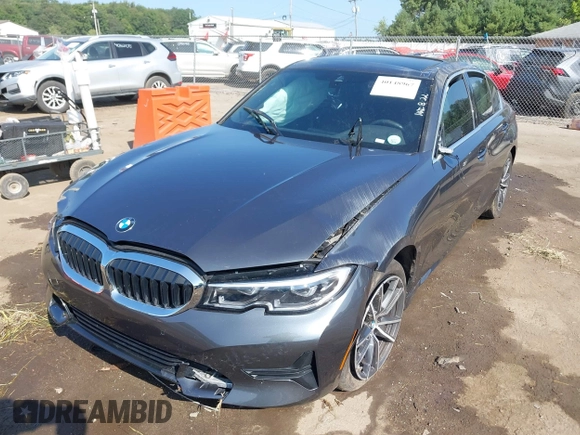 2022 BMW 3 Series 330i xDrive z VIN 3MW5R7J07N8C64295, wystawiony jako IAAI lot #40148967 z przebiegiem 25 356 mil mil oraz . Historia ofert i sprzedaży dostępna na DreamBid. Obrazek 2.