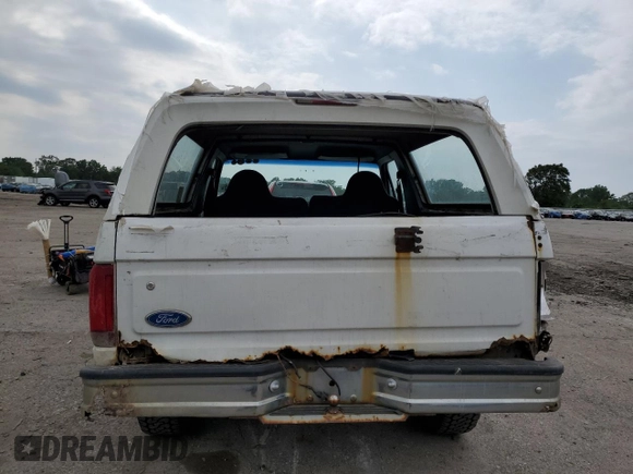 1996 Ford Bronco XL z VIN 1FMEU15N7TLB20204, wystawiony jako Copart lot #58887615 z przebiegiem 214 944 mil mil oraz Czysty tytuł • Clean title. Historia ofert i sprzedaży dostępna na DreamBid. Obrazek 6.