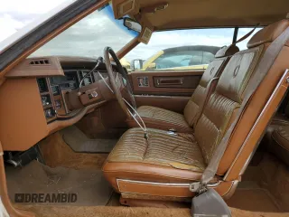 1984 Cadillac Eldorado z VIN 1G6AL5782EE603047, wystawiony jako Copart lot #76777394 z przebiegiem 33 384 mil mil oraz Tytuł czysty. Historia ofert i sprzedaży dostępna na DreamBid. Obrazek 7.