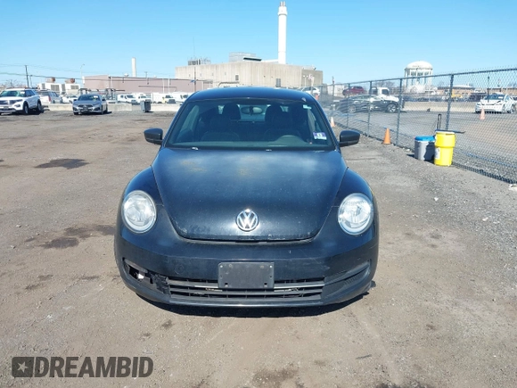 2015 Volkswagen Beetle Fleet Edition z VIN 3VWF17AT6FM645215, wystawiony jako IAAI lot #41906754 z przebiegiem 154 093 mil mil oraz . Historia ofert i sprzedaży dostępna na DreamBid. Obrazek 12.