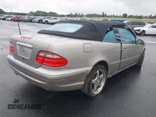 2003 Mercedes-Benz CLK 320/430 z VIN WDBLK70G23T136676, wystawiony jako IAAI lot #40448132 z przebiegiem 71 610 mil mil oraz . Historia ofert i sprzedaży dostępna na DreamBid. Obrazek 4.