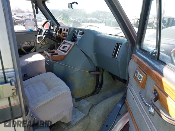 1989 GMC Vandura z VIN 1GDEG25KXK7519540, wystawiony jako IAAI lot #41771047 z przebiegiem 638 734 mil mil oraz . Historia ofert i sprzedaży dostępna na DreamBid. Obrazek 5.