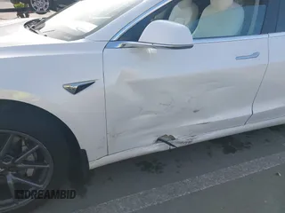 2019 Tesla Model 3 Mid Range z VIN 5YJ3E1EA0KF322776, wystawiony jako IAAI lot #41703368 z przebiegiem 131 264 mil mil oraz . Historia ofert i sprzedaży dostępna na DreamBid. Obrazek 6.