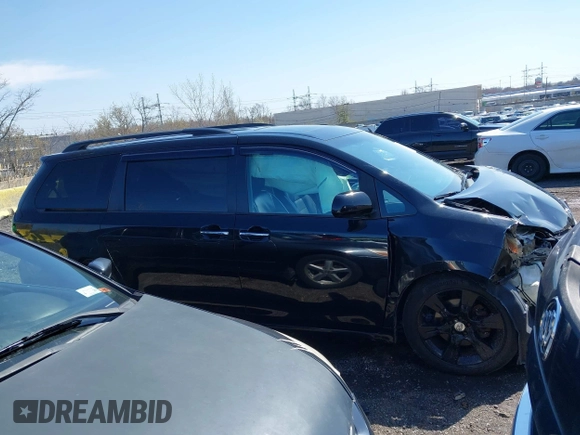 2015 Toyota Sienna SE with VIN 5TDXK3DC4FS581586, listed as a IAAI auction lot 41893274 with 263,577 mi miles. Bid and sale history available at carsss.com. Image 13.