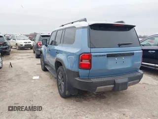 2024 Toyota Land Cruiser z VIN JTEABFAJ9RK015313, wystawiony jako IAAI lot #41573592 z przebiegiem 11 124 mil mil oraz . Historia ofert i sprzedaży dostępna na DreamBid. Obrazek 3.