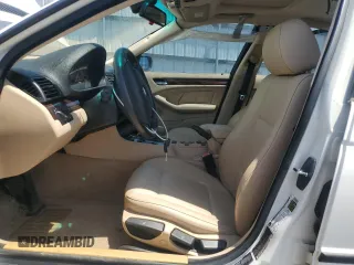 2005 BMW 3 Series 325i z VIN WBAEV33455KW18334, wystawiony jako Copart lot #57712465 z przebiegiem 157 576 mil mil oraz Szkoda całkowita • Salvage title. Historia ofert i sprzedaży dostępna na DreamBid. Obrazek 7.