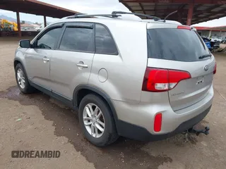 2014 Kia Sorento LX with VIN 5XYKTDA78EG462214, listed as a IAAI auction lot 41922799 with 147,872 mi miles. Bid and sale history available at carsss.com. Image 3.