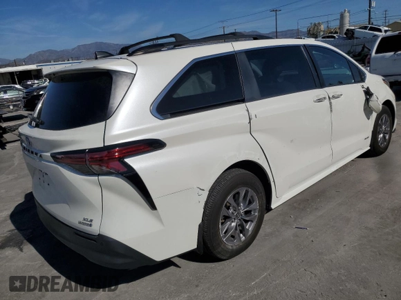 2021 Toyota Sienna XLE with VIN 5TDYRKEC2MS027386, listed as a Copart auction lot 47800305 with 56,000 mi miles and Salvage Title. Bid and sale history available at DreamBid. Image 3.