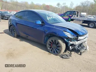 2024 Tesla Model Y Performance z VIN 7SAYGDEF0RA267754, wystawiony jako IAAI lot #42103790 z przebiegiem 26 235 mil mil oraz . Historia ofert i sprzedaży dostępna na DreamBid. Obrazek 1.