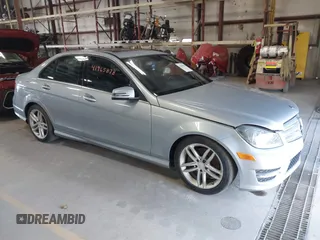 2013 Mercedes-Benz C 300 Sport z VIN WDDGF8AB4DR254877, wystawiony jako IAAI lot #41965878 z przebiegiem 81 263 mil mil oraz . Historia ofert i sprzedaży dostępna na DreamBid. Obrazek 1.