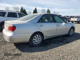 2005 Toyota Camry STD z VIN 4T1BE32KX5U540557, wystawiony jako Copart lot #50408435 z przebiegiem 268 848 mil mil oraz Szkoda całkowita • Salvage title. Historia ofert i sprzedaży dostępna na DreamBid. Obrazek 3.