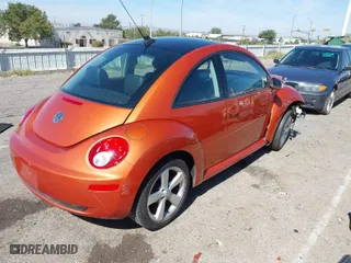 2010 Volkswagen New Beetle Coupe with VIN 3VWRG3AG1AM021001, listed as a IAAI auction lot 40549600 with 1 mi miles. Bid and sale history available at carsss.com. Image 4.