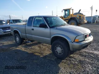 2001 GMC Sonoma with VIN 1GTCT19W918115779, listed as a IAAI auction lot 41648617 with 168,900 mi miles. Bid and sale history available at carsss.com. Image 1.