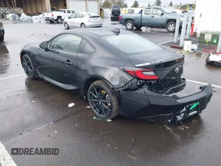 2025 Toyota 86 Premium z VIN JF1ZNBE11S9752297, wystawiony jako IAAI lot #41834817 z przebiegiem 984 mil mil oraz . Historia ofert i sprzedaży dostępna na DreamBid. Obrazek 3.