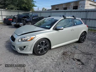 2011 Volvo C30 z VIN YV1672MK5B2193874, wystawiony jako Copart lot #74804384 z przebiegiem 204 997 mil mil oraz Szkody całkowita. Historia ofert i sprzedaży dostępna na DreamBid. Obrazek 1.