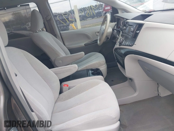 2014 Toyota Sienna LE AAS z VIN 5TDKK3DC2ES519967, wystawiony jako IAAI lot #41863397 z przebiegiem 124 130 mil mil oraz . Historia ofert i sprzedaży dostępna na DreamBid. Obrazek 5.