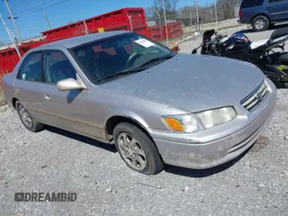 2000 Toyota Camry CE z VIN 4T1BG22K9YU984960, wystawiony jako IAAI lot #41816062 z przebiegiem 217 022 mil mil oraz . Historia ofert i sprzedaży dostępna na DreamBid. Obrazek 1.