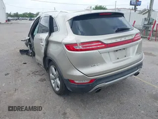 2015 Lincoln MKC z VIN 5LMCJ1A92FUJ19837, wystawiony jako IAAI lot #41948224 z przebiegiem Nie podano mil oraz . Historia ofert i sprzedaży dostępna na DreamBid. Obrazek 3.