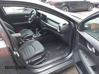 2024 Kia Forte GT z VIN 3KPF44AC7RE823026, wystawiony jako IAAI lot #42192965 z przebiegiem 8 438 mil mil oraz . Historia ofert i sprzedaży dostępna na DreamBid. Obrazek 5.