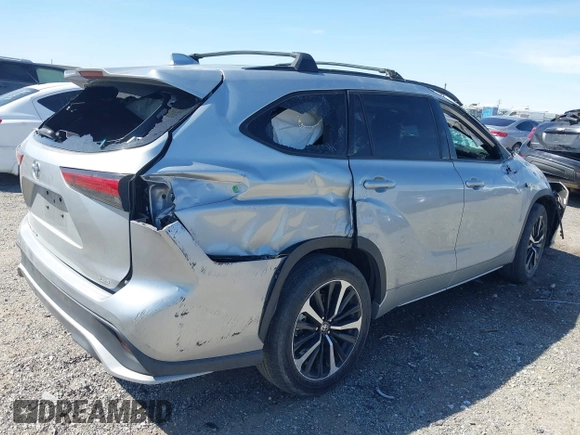 2022 Toyota Highlander XSE with VIN 5TDJZRAH8NS112035, listed as a IAAI auction lot 41840559 with 19,647 mi miles and . Bid and sale history available at DreamBid. Image 4.