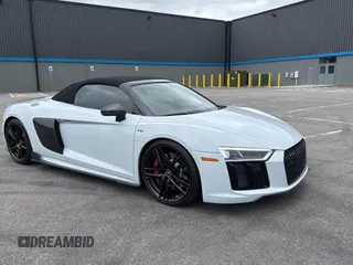 2018 Audi R8 z VIN WUAVACFX3J7902212, wystawiony jako Copart lot #58197295 z przebiegiem 28 854 mil mil oraz Tytuł czysty. Historia ofert i sprzedaży dostępna na DreamBid. Obrazek 1.