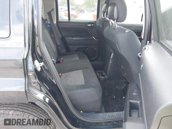 2015 Jeep Patriot Altitude z VIN 1C4NJRBB5FD189414, wystawiony jako IAAI lot #42390185 z przebiegiem 125 344 mil mil oraz . Historia ofert i sprzedaży dostępna na DreamBid. Obrazek 8.