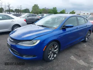 2016 Chrysler 200 S z VIN 1C3CCCDG3GN110510, wystawiony jako IAAI lot #42374730 z przebiegiem 54 912 mil mil oraz . Historia ofert i sprzedaży dostępna na DreamBid. Obrazek 2.