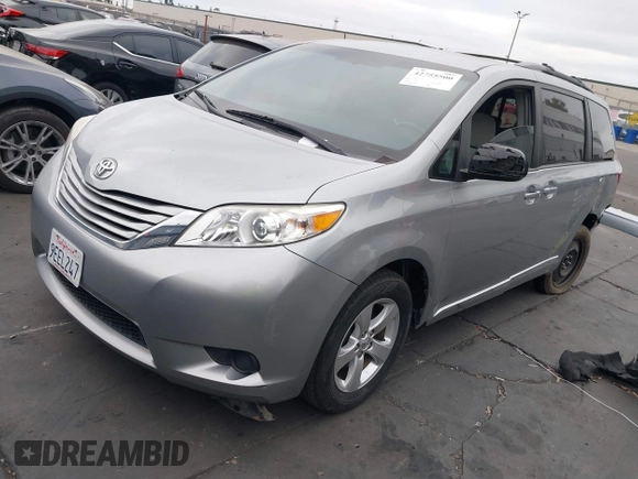 2017 Toyota Sienna LE Auto Access Seat z VIN 5TDKZ3DC9HS841120, wystawiony jako IAAI lot #42755500 z przebiegiem 65 952 mil mil oraz . Historia ofert i sprzedaży dostępna na DreamBid. Obrazek 20.