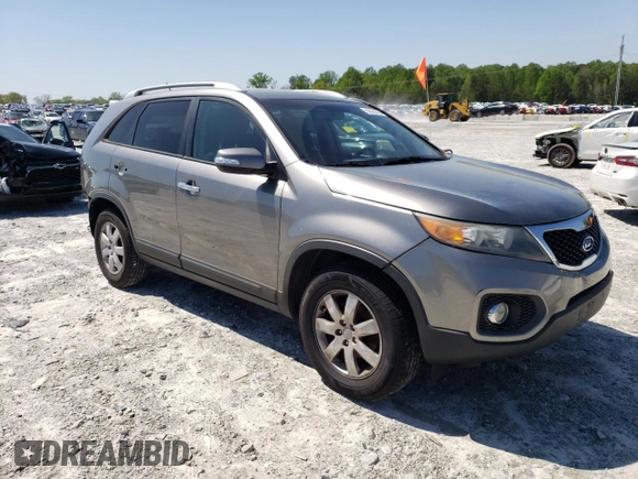 2013 Kia Sorento LX z VIN 5XYKT3A6XDG408459, wystawiony jako Copart lot #52556785 z przebiegiem 195 680 mil mil oraz Szkoda całkowita • Salvage title. Historia ofert i sprzedaży dostępna na DreamBid. Obrazek 4.