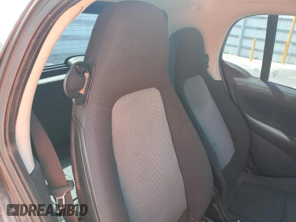 2014 Smart fortwo Pure with VIN WMEEJ3BAXEK778748, listed as a Copart auction lot 57611955 with 59,895 mi miles and Clean title. Bid and sale history available at DreamBid. Image 10.