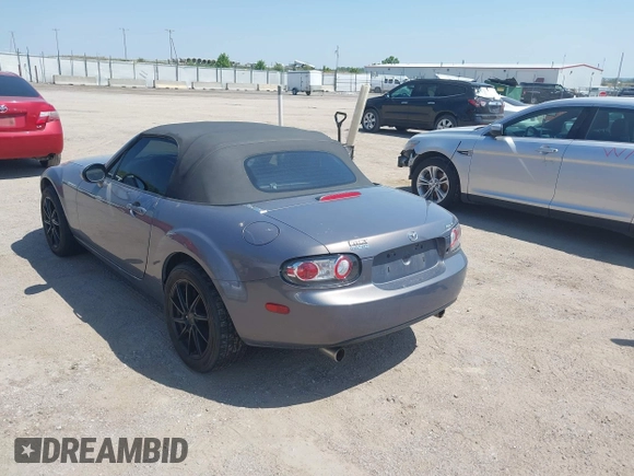 2007 Mazda MX-5 Miata Sport z VIN JM1NC25F570130226, wystawiony jako IAAI lot #42227544 z przebiegiem 150 035 mil mil oraz . Historia ofert i sprzedaży dostępna na DreamBid. Obrazek 3.