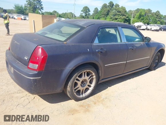 2006 Chrysler 300 Touring with VIN 2C3KA53G86H112808, listed as a IAAI auction lot 42036392 with Not Provided miles. Bid and sale history available at carsss.com. Image 4.