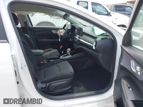 2024 Kia Forte LXS z VIN 3KPF24AD8RE728019, wystawiony jako IAAI lot #42067295 z przebiegiem 14 000 mil mil oraz . Historia ofert i sprzedaży dostępna na DreamBid. Obrazek 5.
