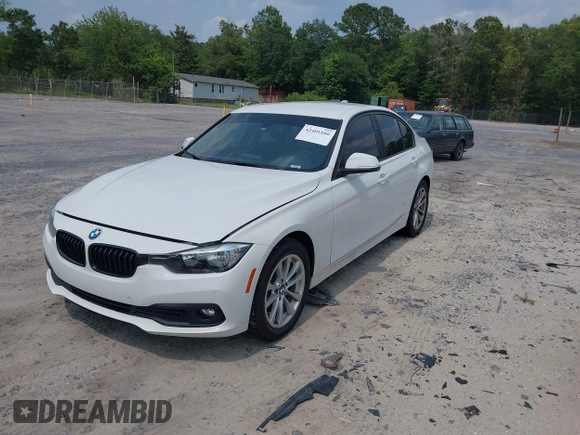 2017 BMW 3 Series 320i z VIN WBA8E1G53HNU13859, wystawiony jako IAAI lot #42401880 z przebiegiem 82 121 mil mil oraz . Historia ofert i sprzedaży dostępna na DreamBid. Obrazek 2.