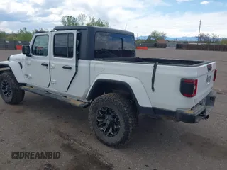 2021 Jeep Gladiator High Altitude z VIN 1C6HJTFG2ML567988, wystawiony jako IAAI lot #42103576 z przebiegiem 74 849 mil mil oraz . Historia ofert i sprzedaży dostępna na DreamBid. Obrazek 3.
