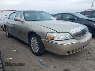 2004 Lincoln Town Car Signature z VIN 1LNHM81W14Y653688, wystawiony jako IAAI lot #41364269 z przebiegiem 111 695 mil mil oraz . Historia ofert i sprzedaży dostępna na DreamBid. Obrazek 1.
