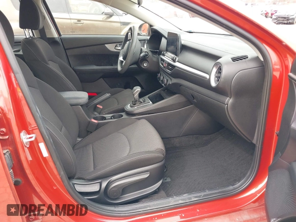2022 Kia Forte LXS z VIN 3KPF24AD2NE468128, wystawiony jako IAAI lot #41939344 z przebiegiem 13 305 mil mil oraz . Historia ofert i sprzedaży dostępna na DreamBid. Obrazek 5.