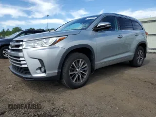 2018 Toyota Highlander SE z VIN 5TDJZRFH7JS866725, wystawiony jako Copart lot #57944005 z przebiegiem 62 177 mil mil oraz Szkoda całkowita • Salvage title. Historia ofert i sprzedaży dostępna na DreamBid. Obrazek 1.
