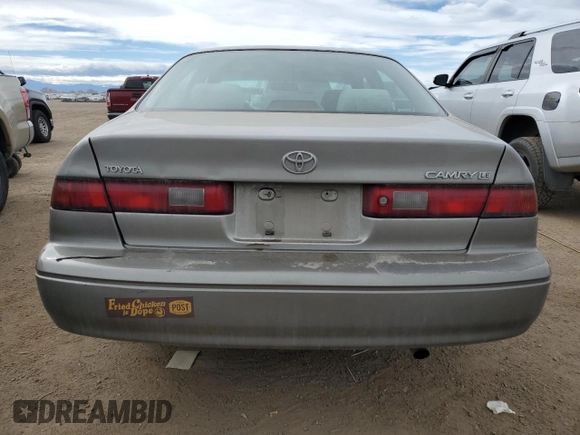 1998 Toyota Camry LE z VIN JT2BG28K7W0215608, wystawiony jako Copart lot #49919085 z przebiegiem 182 353 mil mil oraz Czysty tytuł • Clean title. Historia ofert i sprzedaży dostępna na DreamBid. Obrazek 6.