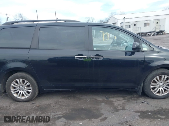 2017 Toyota Sienna XLE Auto Access Seat with VIN 5TDYZ3DC4HS886380, listed as a IAAI auction lot 41819662 with 382,793 mi miles. Bid and sale history available at carsss.com. Image 13.